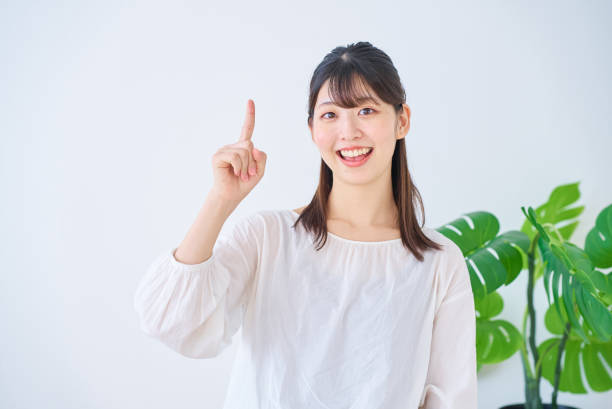 指差しポーズの女性の写真・画像素材-Snapmart スナップマート