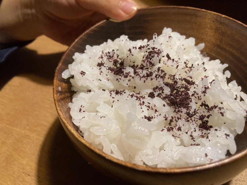 みーちゃんのごはん🍴♡離乳食→幼児食♡お昼は公園でお弁当🍙🌳 今日は公園で遊ぶのにちょうどいい 気温で11:00から17:00までたーくさん遊びました😆✨ ◾︎ふりかけおにぎり ◾︎ブロッコリー ◾︎鶏肉の唐揚げ ◾︎人参のごま和え ◾︎桜海老とアオサのたまご焼き