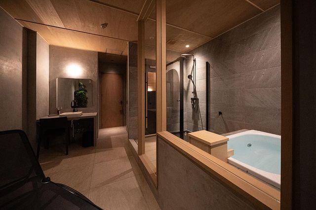 目元専門リラク&エステEYECARE知ってる？？,名古屋市千種区の東山公園駅から徒歩1分にあるEYECARE名古屋では、目元の悩みを針もメスも使わない、エステ施術を提供しています。,老若男女通えるサロンなので、ご夫婦やカップルで通われるお客様も非常に多いです。, ------------, 眼精疲労は20分で改善,目元のクマは60分×4回で改善, 目元のシワは60分×4回で改善,