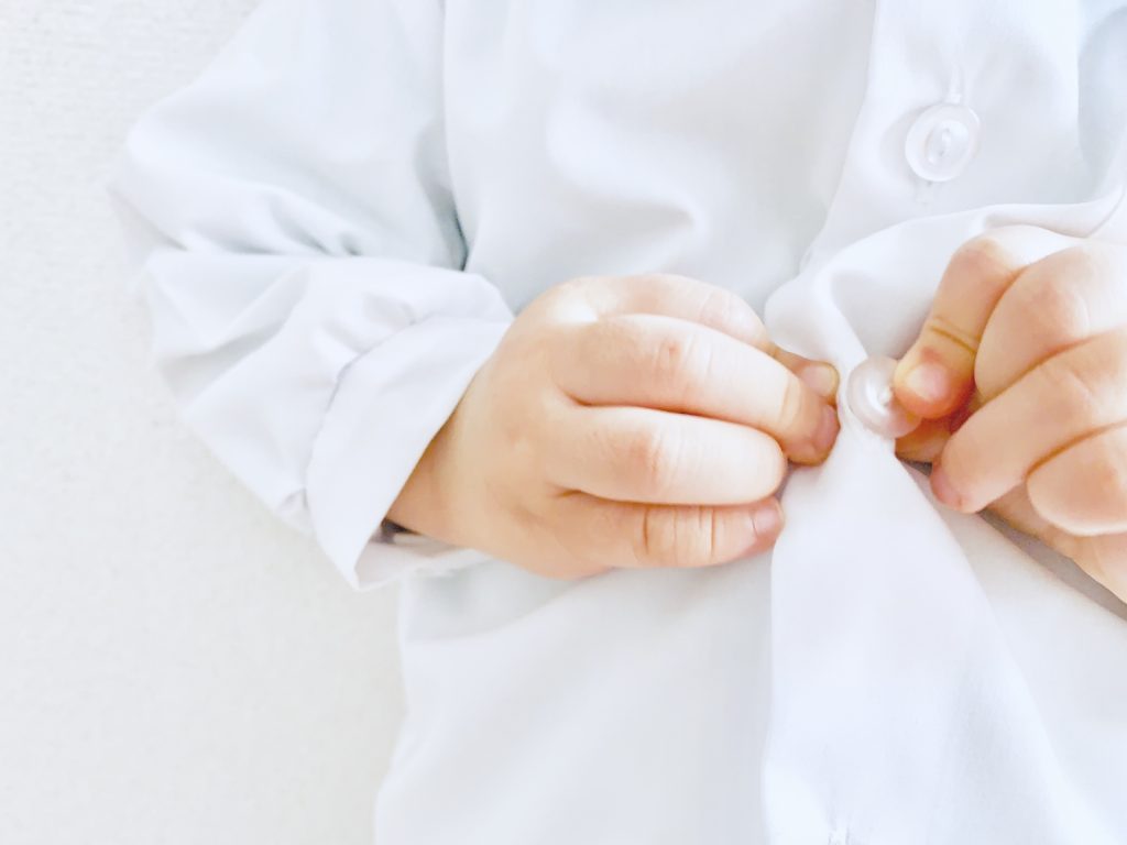 着替えに悩む保育士必見！ 子どもの着替えが上手になるコツや教え方を解説 » ふわとぽん