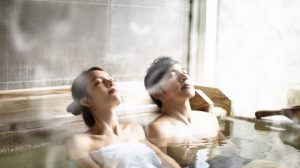 エロティックな瞬間。一緒にお風呂に入ってワクワクしている男女Premium写真