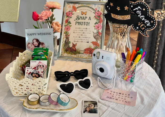 結婚式のウェルカムスペースに作ったら楽しい、チェキスペース🤍📷 ⁡ チェキやメッセージブックにお祝いのメッセージを書いてもらって、ボードに貼ったりアルバムにしてそのまま飾るのが素敵✨🖍️⁡ 高機能なチェキは購入すると2万円くらいしますが、 実はレンタルする