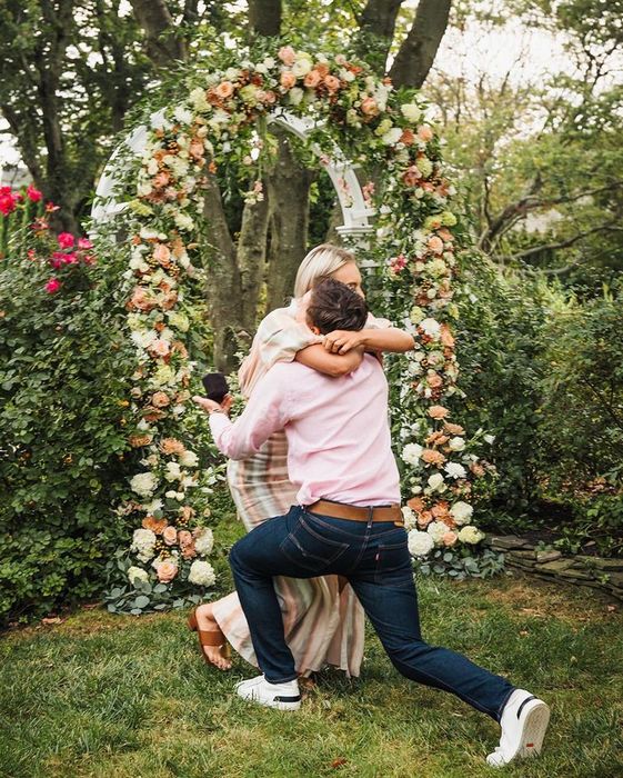 アビー・チャンピオンとパトリック・シュワルツェネッガーの、アイダホ州コアダレーンでの夏の終わりの結婚式。アビーはリハーサルディナーにZimmerman、ウェスタンBBQディナーにBec+ Bridge、そして挙式と披露宴の両方にDanielle Frankelを着用。パトリックはすべてトム