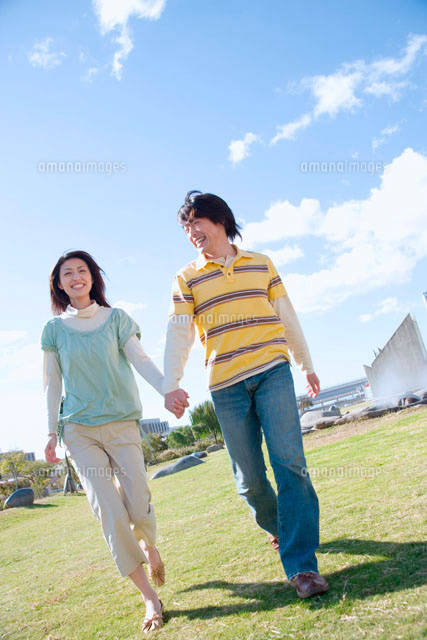 手 繋ぐ カップルの写真素材写真素材なら「写真AC」無料 フリー ダウンロードOK