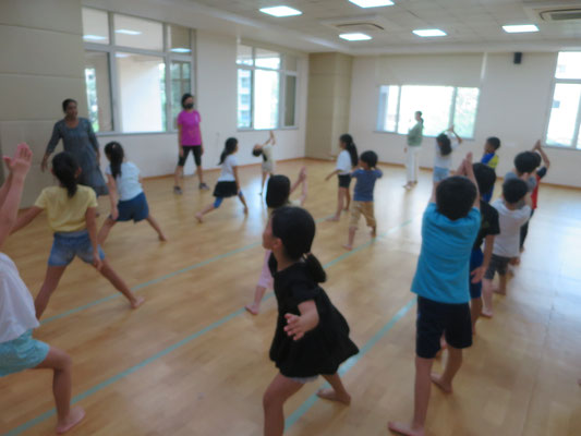 貧乏でも『サル』といじめられても」インド人ダンサー・ニラさんが「自分のこと、大好き」と語る理由ヨガジャーナルオンライン