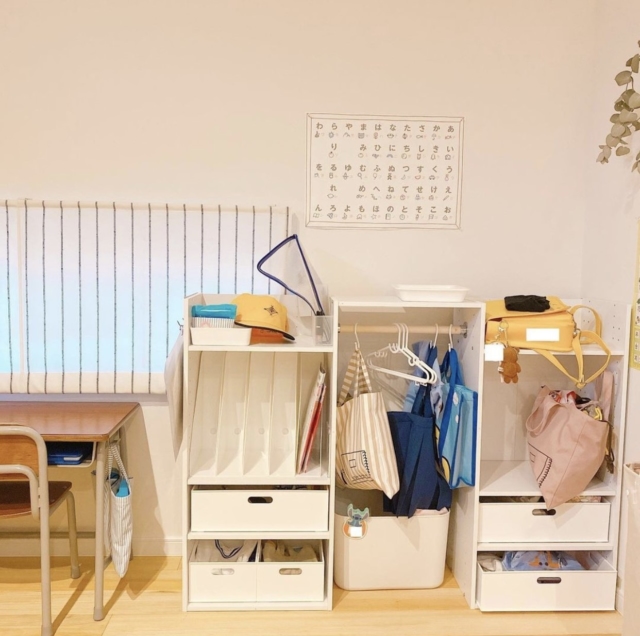 子ども服の「かける収納」を叶える！カラーボックスでクローゼットDIY - Up to you