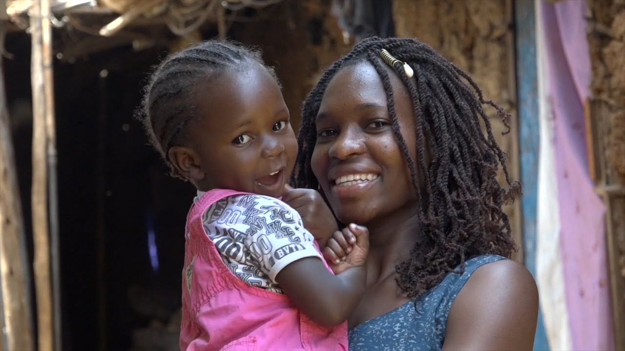 マサイ族ケニアの伝統的な衣装を着たアフリカの女性の肖像画Premium写真