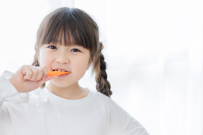 楽天市場 ☆ばぶりーキッズ ゆらしー 青 こども用歯磨き粉 ぶどう味 泡歯磨き粉 U字型歯ブラシ オーラルケア 口臭予防 歯周病 フッ素フリー48ml キッズ用品 : フロムココロ