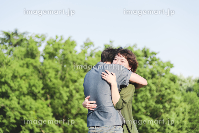 カップルの抱擁の写真Unsplashで無料写真をダウンロードする