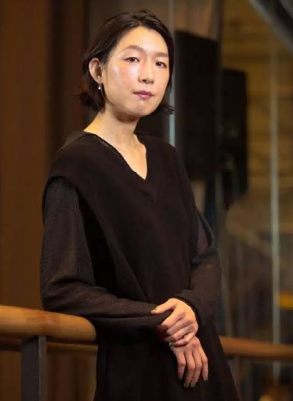 対岸の家事 〜これが、私の生きる道!〜 4月期火ドラ 公式🍓 第𝟠話𝟝月𝟚𝟘日 火 よる𝟙𝟘時放送 『対岸の家事~これが、私の生きる道!~』 ⋱ 🧽 放送まであと𝟛 時間 🫧 ⋰ 詩穂多部未華子のもとに届いた、新たな脅迫状。仕事を辞めて専業主婦になる