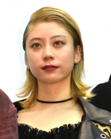 浅野忠信娘 @sumiresmile074 の 個展に行ってきた！ とても良かった❣️ SUMIRE個展たまごがゆめをみていた@roll ギャラリー 9 1~9 30 火曜定休日 13:00~20:00Instagram