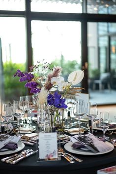 ブラック、ネイビー、パープル ダークカラーのクロスで魅せる洗練の披露宴コーディネート8選