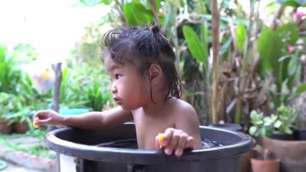 お風呂に入っている女の子 10568008839 の写真・イラスト素材アマナイメージズ