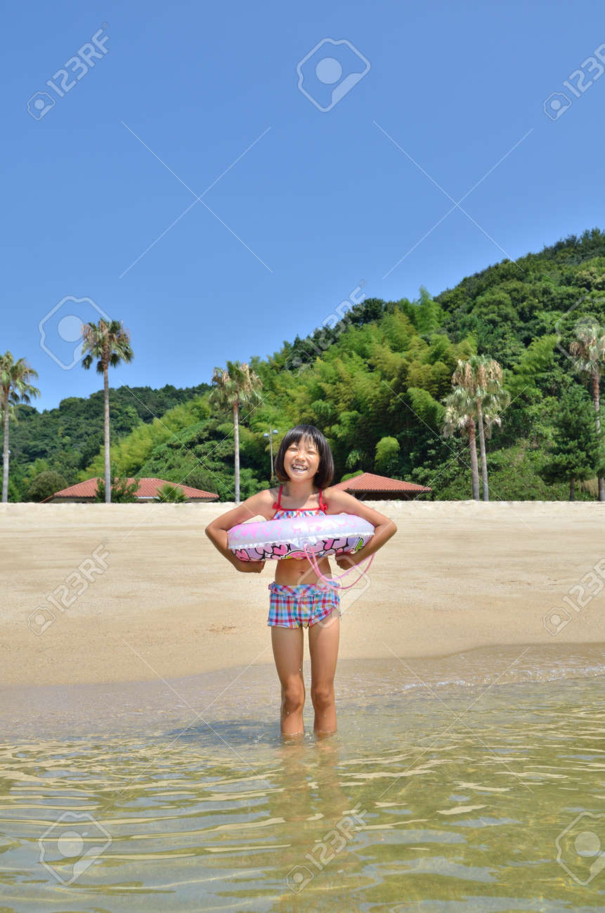 海水浴を楽しむ女の子 写真素材6106956- フォトライブラリ
