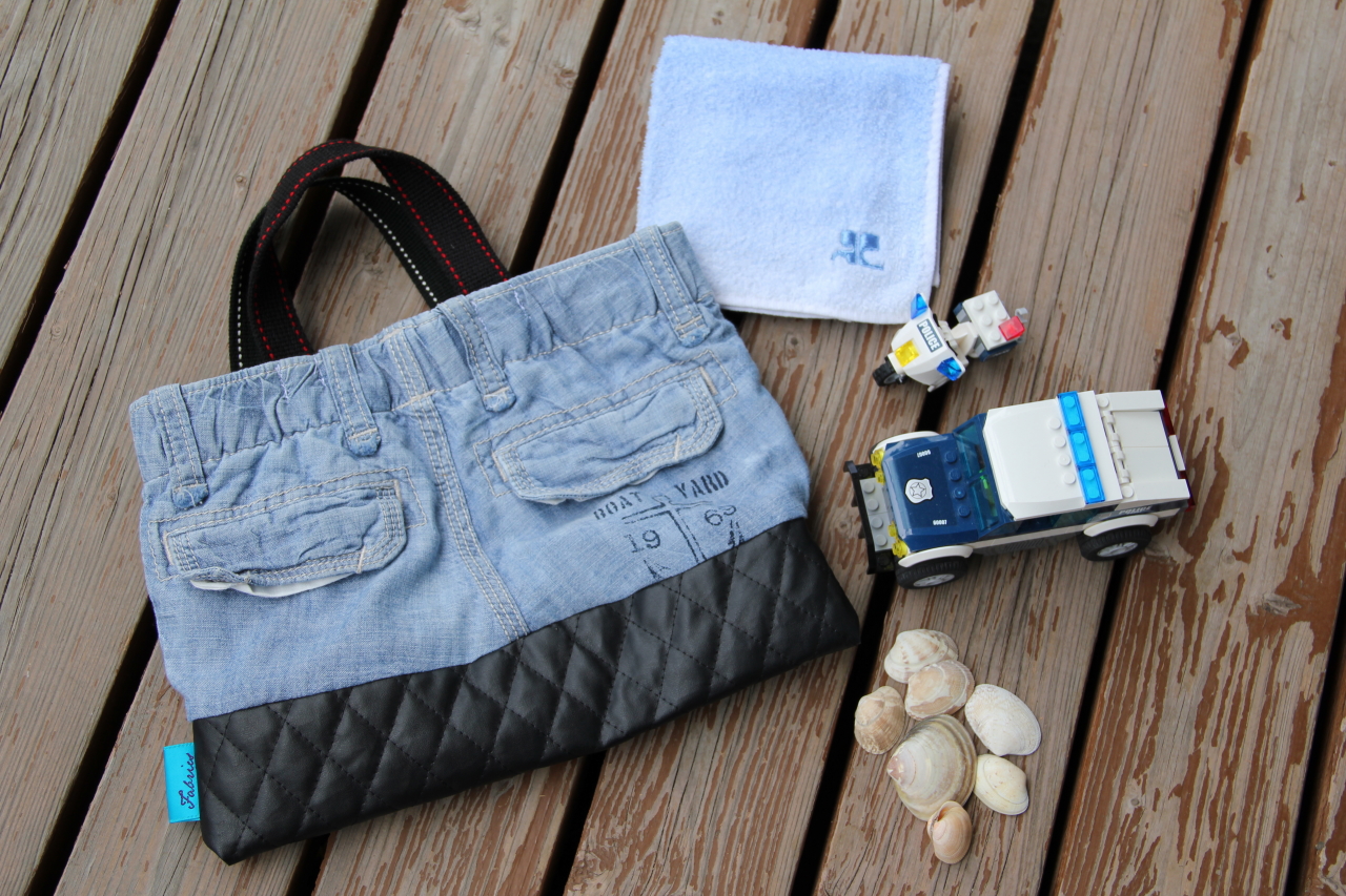 𖧷 ロンパース3着をリメイクしたミニバッグ𓈒𓏸𓐍 パンダのプリント柄をメインに もう2着のお洋服もバランス良く組み合わせました🐼💓持ち手と底布はネイビーにして 違ったプリント柄でも綺麗に仕上がるように🪡 前後で２つの印象を楽しめる 世界で一つだけの お子様用の