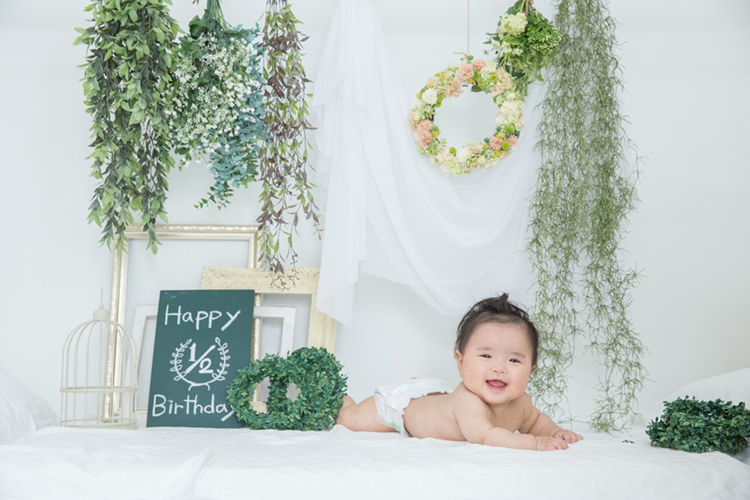 自宅でプロ級の記念写真を！「ハーフバースデー」はどうやってお祝いした？ママの工夫ママリ