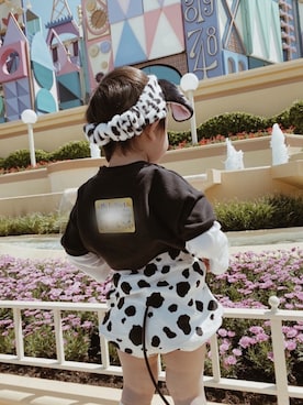 ディズニー行くならこんなコーデしたい🏰✨﻿ おそろいの耳を付けたりリンクコーデしたり💓﻿ ﻿ 普段なかなかリンクコーデ出来ない という方も夢の国だからできちゃう😍！？﻿機会があったらぜひやってみて下さいね♩﻿ ﻿ photo by @tonchan_1022 @mmmaaakkkiiikkkooo @ru