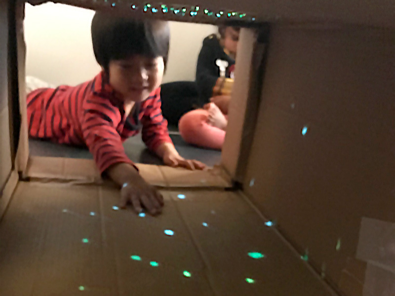 保育で使える段ボール遊びアイデア9選。ねらいと導入方法を解説保育士・幼稚園教諭のための情報メディア ほいくis ほいくいず