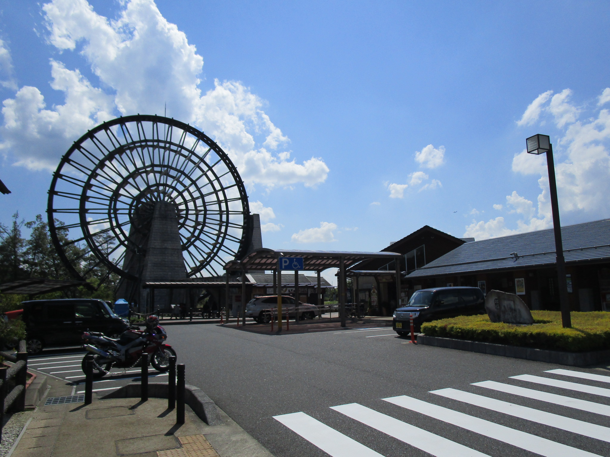 歩行者扱いって知ってた？ ハンドル形電動車いす＝シニアカー、周りも注意してあげたい走ると危ない場所AUTO MESSEWEB オートメッセウェブ～カスタム・アウトドア・福祉車両・モータースポーツなどのカーライフ情報が満載～