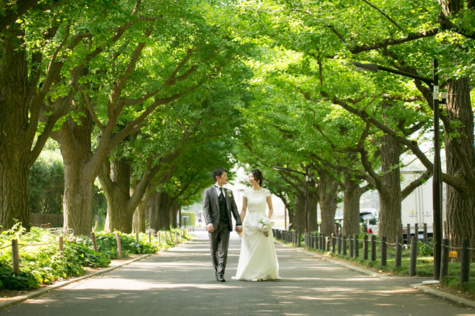 背後にイチョウ並木が広がる明治神宮外苑は前撮りの定番スポット東京ウェディングオンライン