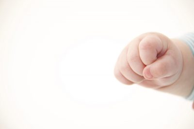 赤ちゃんのバイバイはいつから?楽しく練習する方法ベビリナ