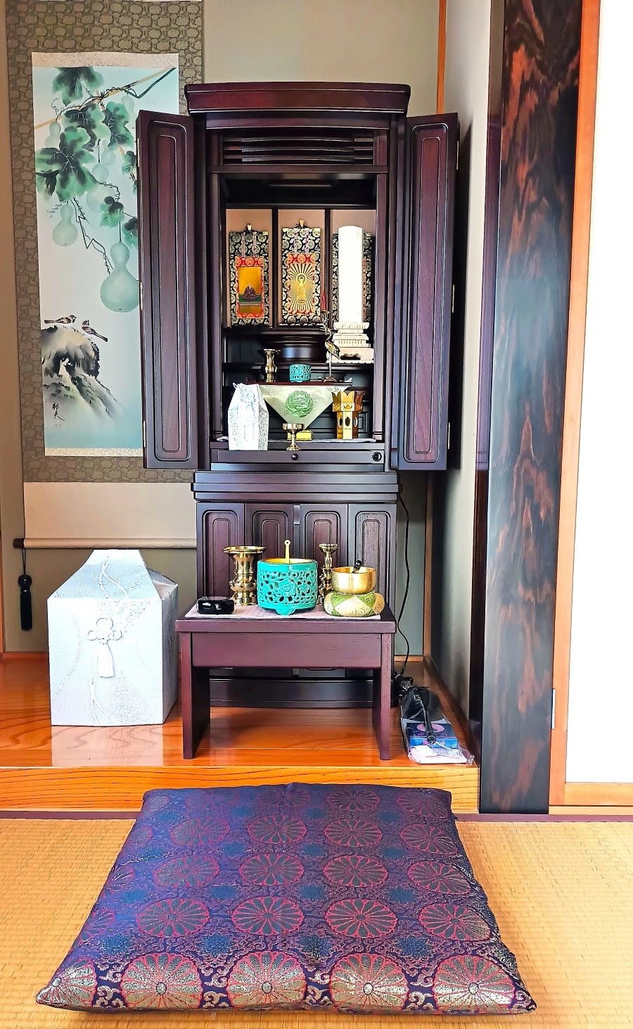 山形市S様 床の間に調和する重厚な唐木の色味と、モダンなデザインのお仏壇がお部屋の雰囲気にとてもお似合いです。山形市の仏壇・仏具・墓石長門屋