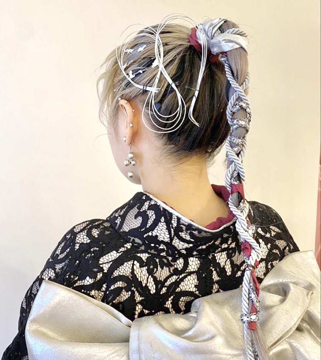 ♡成人式ヘア♡, 長さを活かした高めポニーテール🐎, 飾りも振袖に合わせてごちゃごちゃしすぎずにカッコよく✨, stylist@airi.sakamoto_ ,成人式ヘア振袖ヘア成人式ヘアセット成人式ヘアアレンジ振袖ヘアアレンジタイトアレンジポニーテールポニーテールアレンジ水引きアレンジ金箔ヘア金箔アレンジ