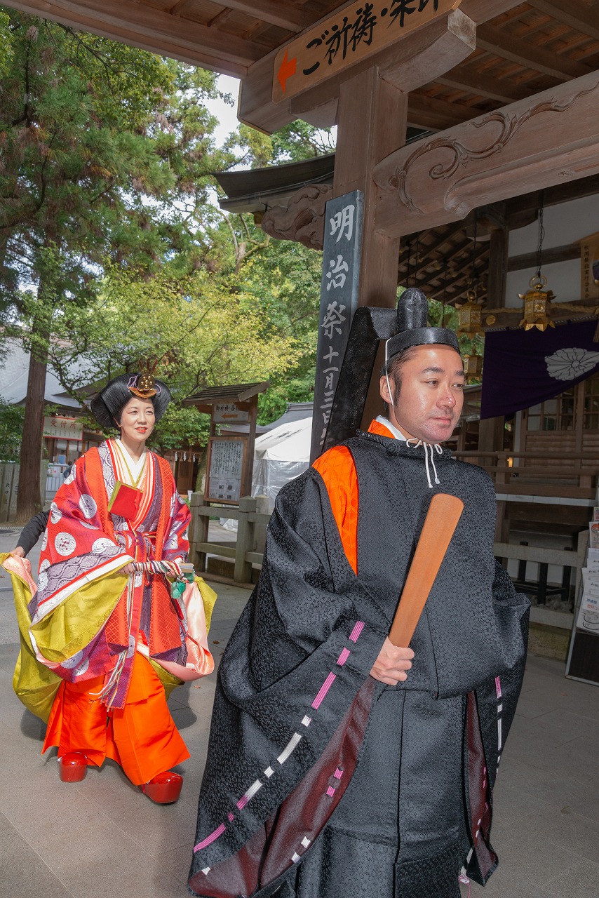 京都・伏見 ☆婚礼記念撮影プラン☆平安時代の衣装を着て人とは違った婚礼記念撮影！特別なアルバムを残してみませんか？ 平安装束体験所 - じゃらん遊び体験