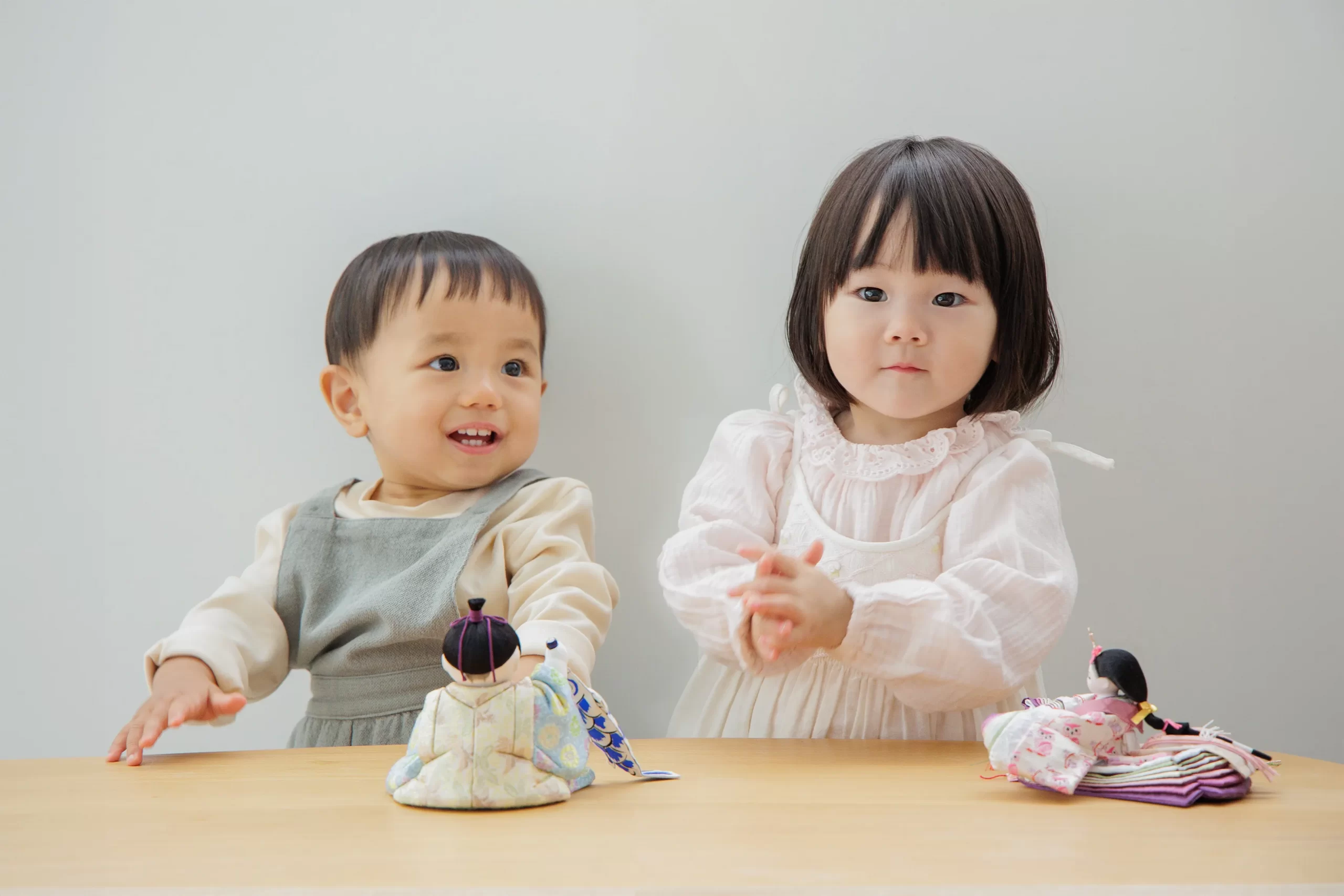 かわいい姪孫 てっそん のお話です。 先日、姪に二人目の赤ちゃんが生まれたので、お祝いを兼ねて次女と遊びに行ってきました!その日は檀家のお寺でマルシェがあったので、出かけてきました。 カレーを買って食べたのですが、私が飲み物を買いに行っている間に、姪孫