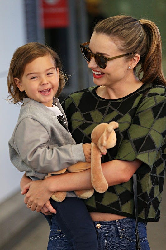 未来のイケメン⁉ オーランド・ブルームとミランダ・カーの息子フリン君の成長アルバム