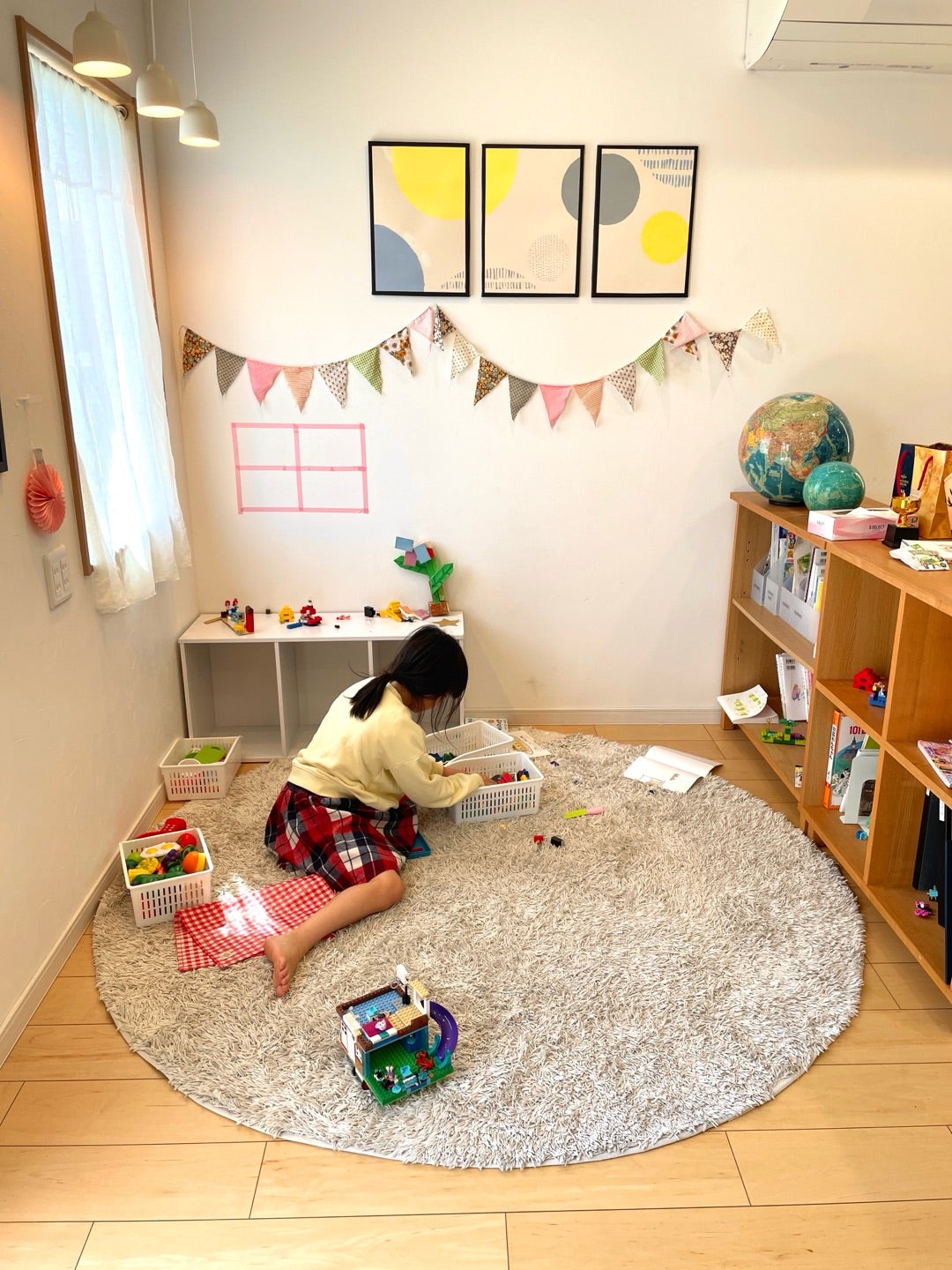 ✎𓂃𓂃𓈒𓏸 ベビー→キッズスペースへ𓎤𓅮 ⸒⸒ 3畳の小上がりスペースは 遊びとねんねの場所になっています𓂃‪𓃱𓈒𓏸本棚はおもちゃ収納としても大活躍☽ リメイクしたIKEAのおままごとキッチンは まだおままごとができないので おもちゃ箱と化しています𓎩 普段毎朝‬