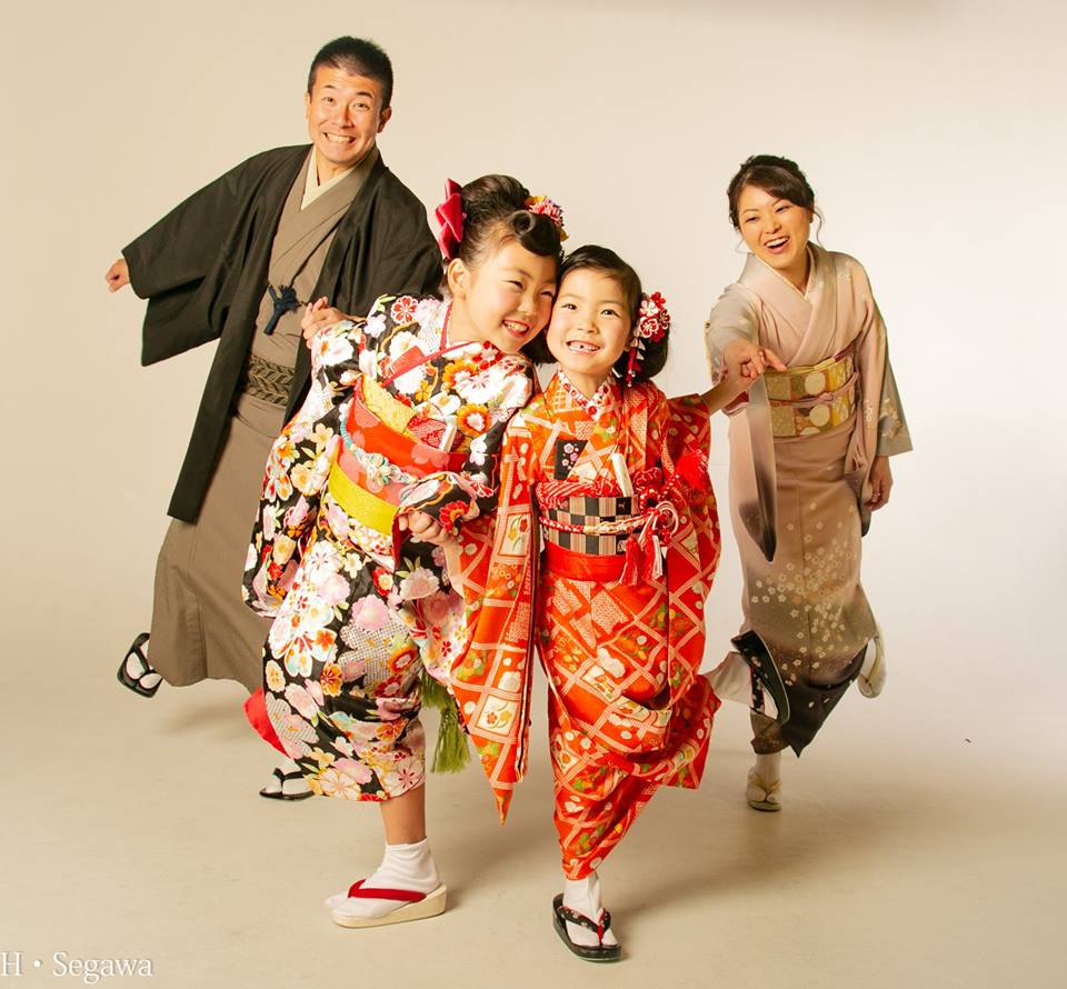 七五三スタジオ撮影・ポーズの写真素材FYI07328674ストックフォトの Qlean Market キュリンマーケット