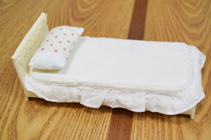 百均スポンジを使ってリカちゃんソファを手作り!簡単、貼るだけ!築40年おんぼろ部屋の模様替え