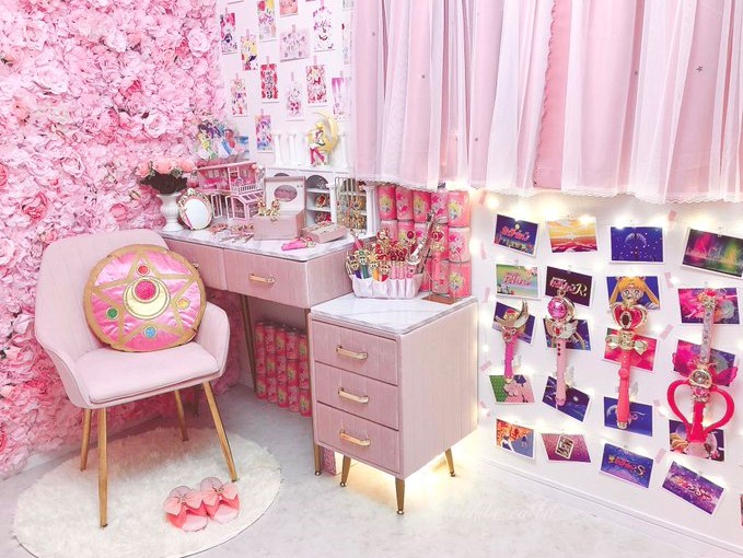 y_room_tulip ←他の投稿はこちらからˎˊ˗ お部屋を可愛くして オタク的によかったこと 🌼自分でDIYして大改造したお部屋で暮らしていて、 インテリアが好きになったっていうこともあるけど 趣味のオタ活にとっても良かったな〜ってポイントがあります🥰✨ 前は何の写真