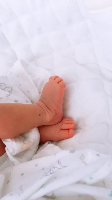 さきほど、ふと娘の手をみたら 薬指の第3関節にほくろが 😅 いつからあるの?と聞いたら「9月くらいから〜」と言ってます🦎確かに、7月末にここに投稿した時はなかったんですよね😅 2枚目、3枚目手のひら側のほくろは 「福つかみ」とよばれるところ以外 あまり