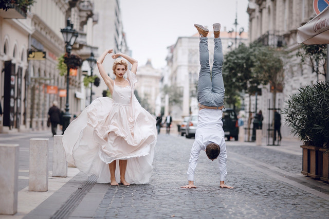 結婚式の前撮りだからこそできる！面白いポーズアイデア30選