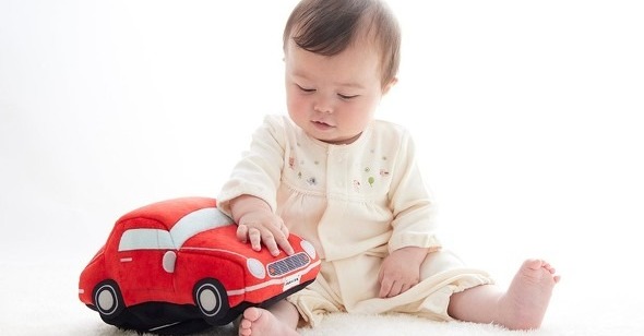 赤ちゃんが泣き止むおもちゃ18選！車移動やお風呂 赤ちゃんのグズグズ対策にbabygifts by memoco