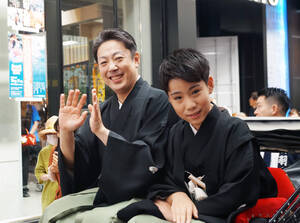 尾上眞秀 初舞台の『祝幕』お披露目母・寺島しのぶの文字に「習字やってたからできるんじゃないかな」