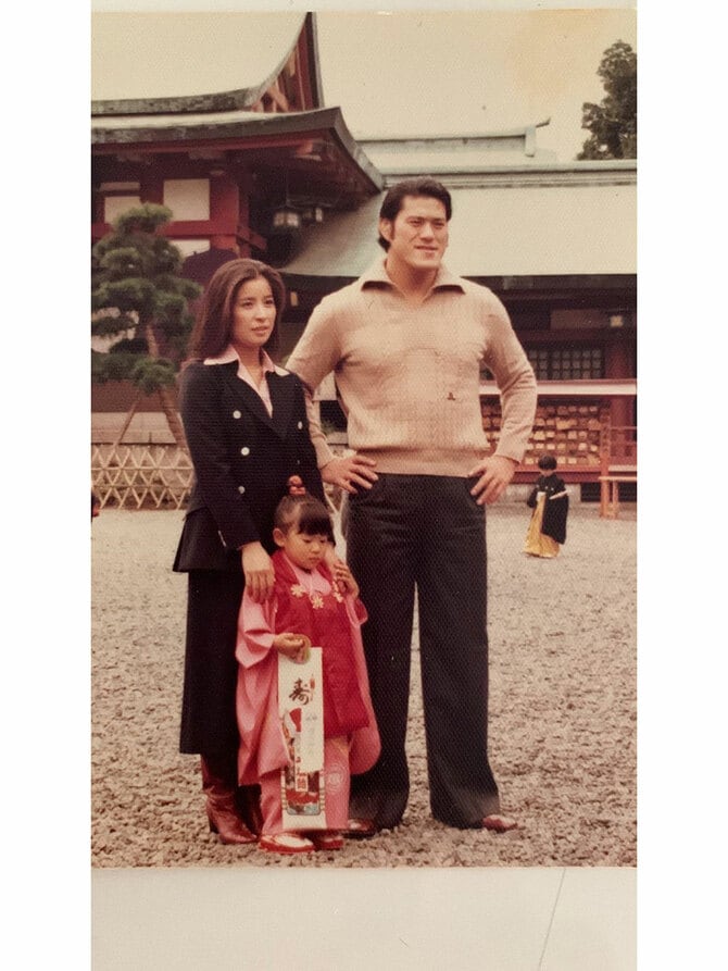 ALL TOGETHER アントニオ猪木さんの孫、長男寛太さんと次男ナオトさんがリングサイドで観戦 - プロレス : 日刊スポーツ