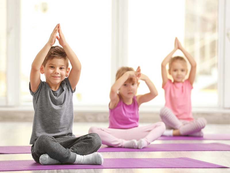 子どもポーズの元気な立ち姿イラスト・フリー素材なら「シンテリ」