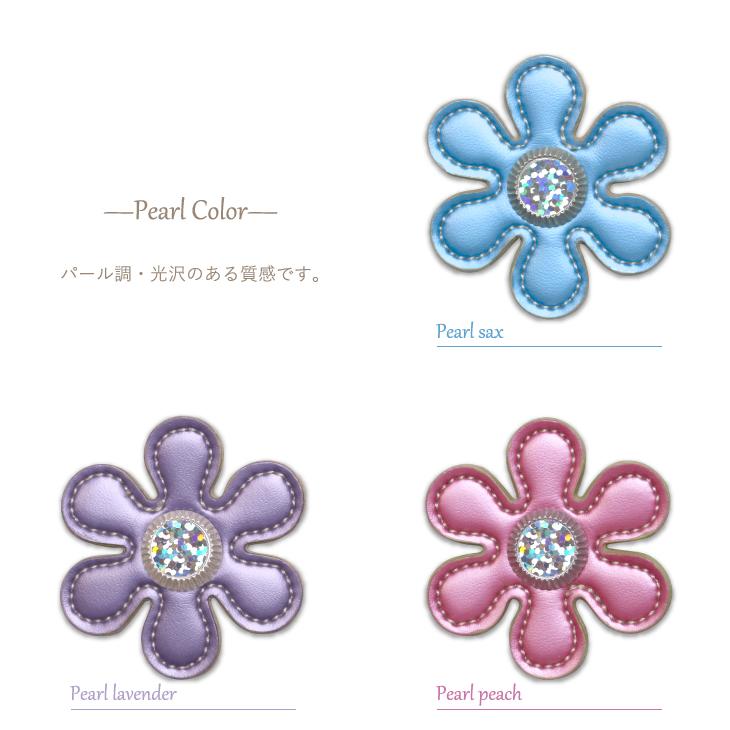 ブロッサム」 人工皮革～自然光でのランドセル紹介 その7～ かぶせに咲いた大きなお花のモチーフが、思わず目を引くキュートなランドセル 。2021年度より軽量の人工皮革に変わりました。波型のステッチ、きらめくスワロフスキー、花柄の内装など、「可愛い」をいっぱい