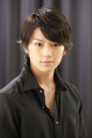 新田真剣佑の母親はどんな人？年上女性が好きなのは母のせい！？Recomama