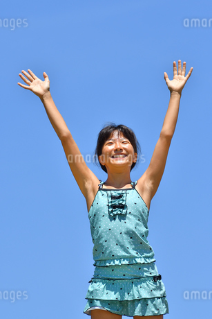 海水浴を楽しむ女の子の写真素材FYI00620788ストックフォトの Qlean Market キュリンマーケット