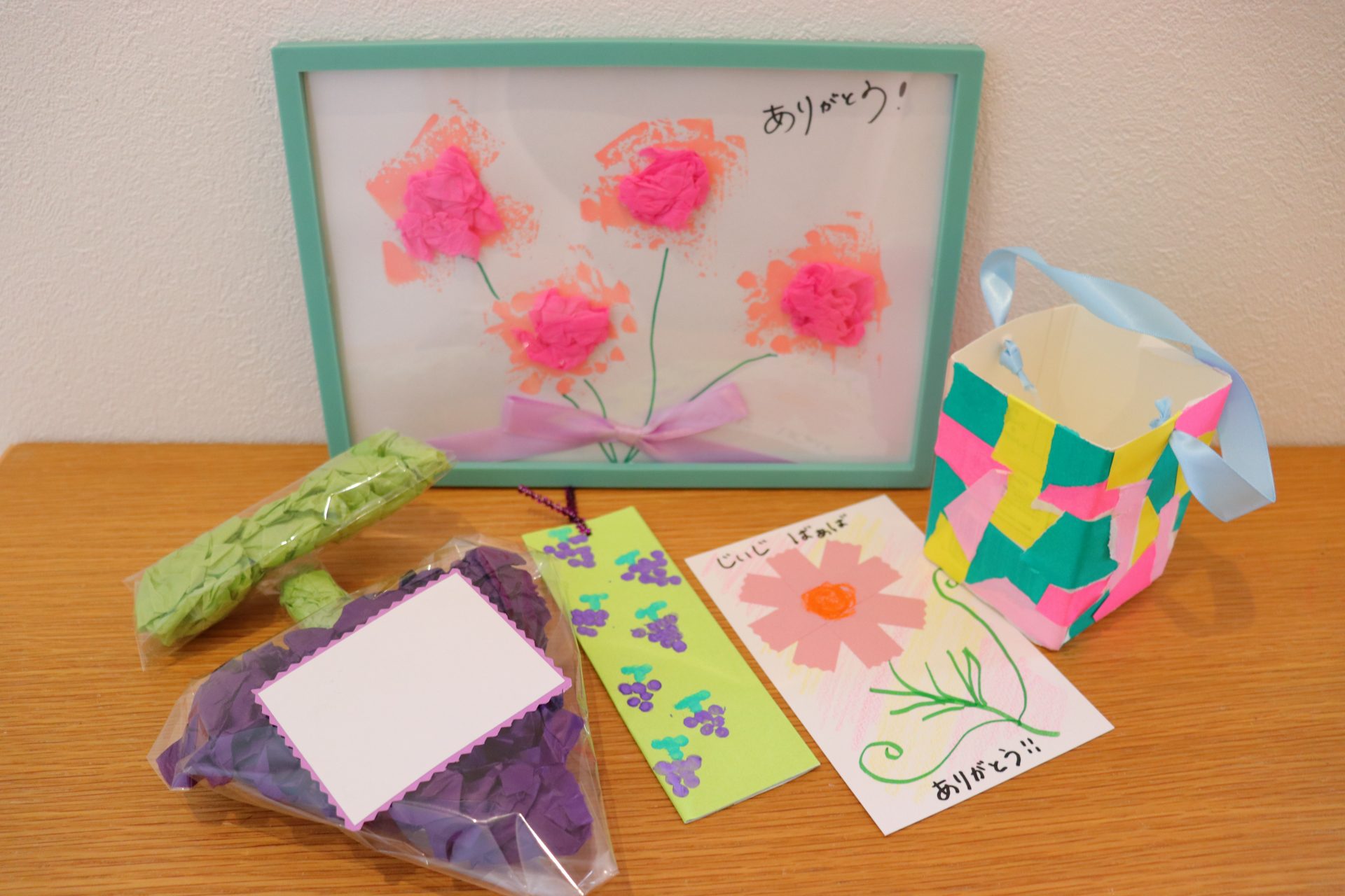 本日は、 @birthdayplanner_watako さんの投稿をご紹介します✨ ⁡ ⁡卒園式の準備や練習がすでに始まってる園も多いのでは？☺️在園児 年少、年中など から 卒園児へのプレゼント🎁にもピッタリな製作ですね✨年少さんが作るなら、チューリップを折る部分だけ子ども