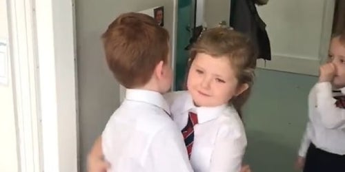 青空でグータッチする2人の手 - No: 3699130写真素材なら「写真AC」無料 フリー ダウンロードOK