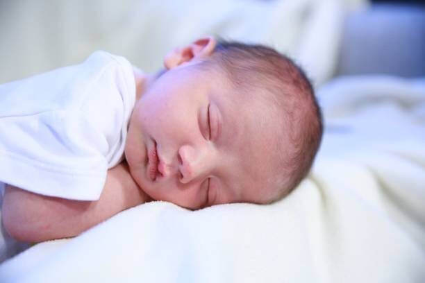 綺麗な背景のお写真」女の子1歳お誕生日記念！自然の中で家族写真の撮影OurPhoto アワーフォト