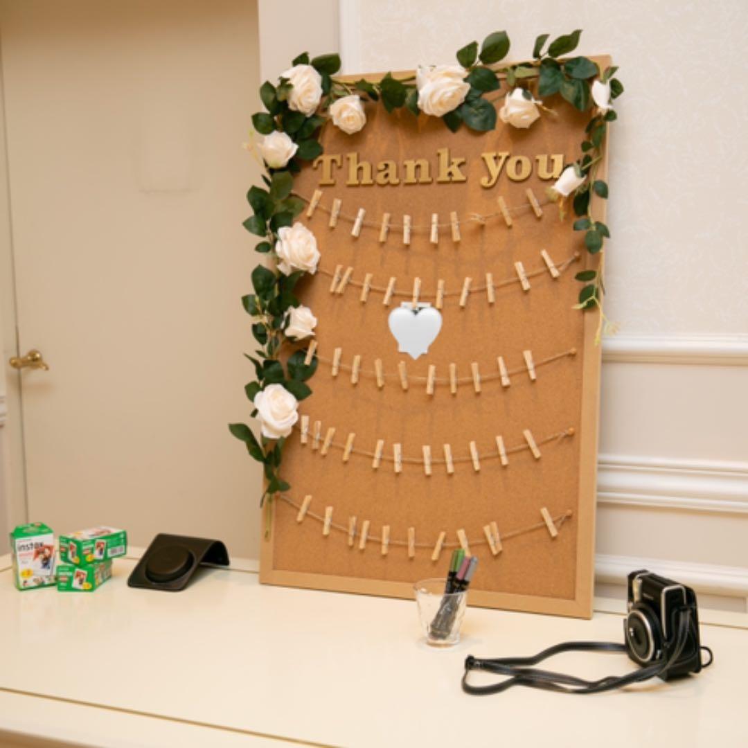 結婚式のウェルカムスペースに作ったら楽しい、チェキスペース🤍📷 ⁡ チェキやメッセージブックにお祝いのメッセージを書いてもらって、ボードに貼ったりアルバムにしてそのまま飾るのが素敵✨🖍️⁡ 高機能なチェキは購入すると2万円くらいしますが、 実はレンタルする