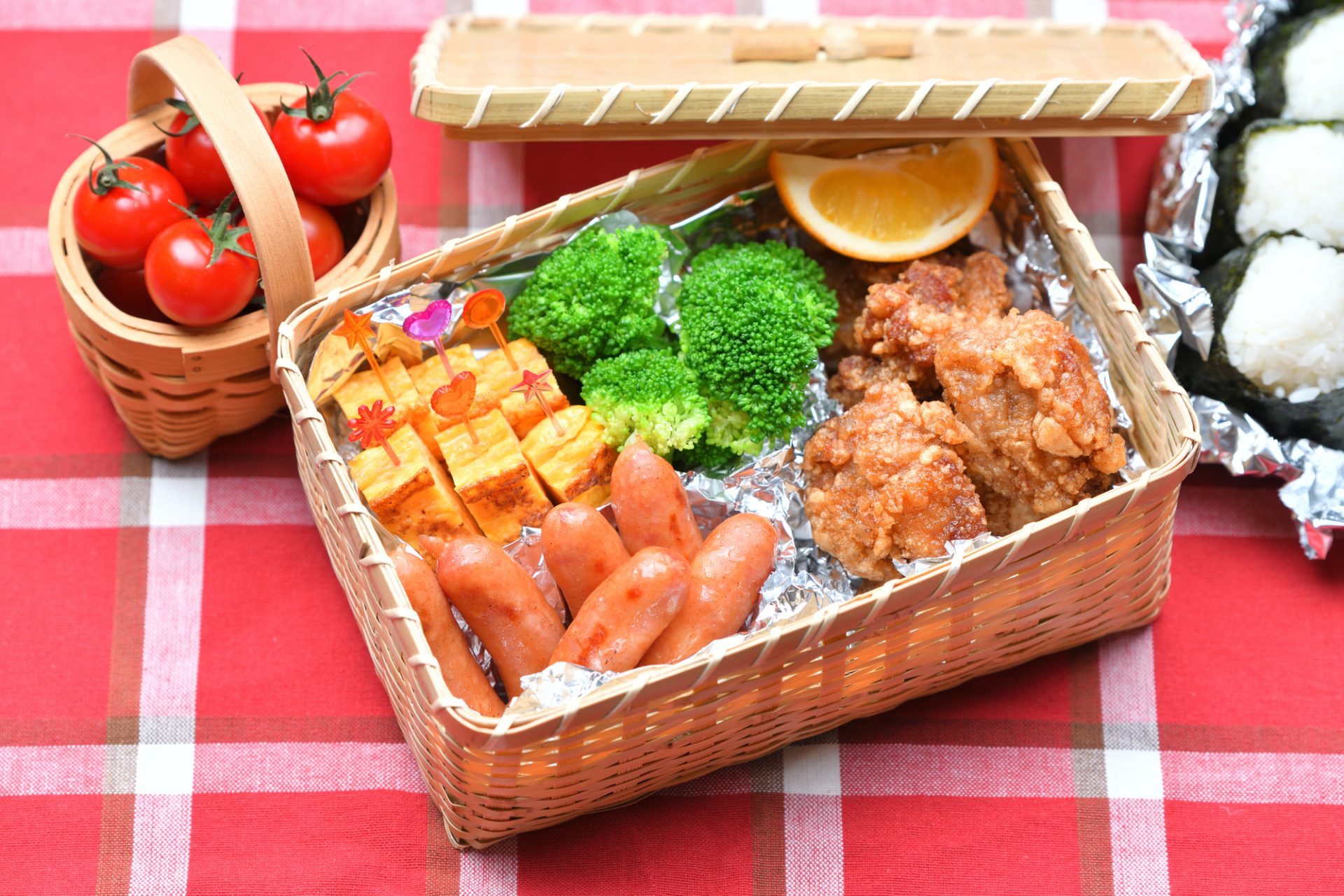 他の投稿も見る→@kids__obento_lab @gon_obentoさんのご投稿を紹介いたします✨ 2022.10 19 . 遠足弁当🐼♡ .今日は息子初遠足👟ˎˊ˗ . そして意外にも初パンダおにぎり！ なんか思ったよりでかくなってしまって おかずがキツキツに 😅笑 .ソフトクリーム型チーズは