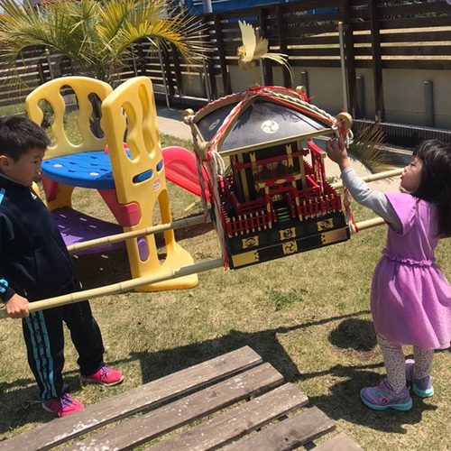 沼田市沼田まつり：子供みこし共演 その① 8町の子どもみこしがメイン会場で共演し、暑い中、威勢よく元気に声を張り上げ、大人に負けない勇壮な姿で沼田まつりを盛り上げました。 広報Instagram