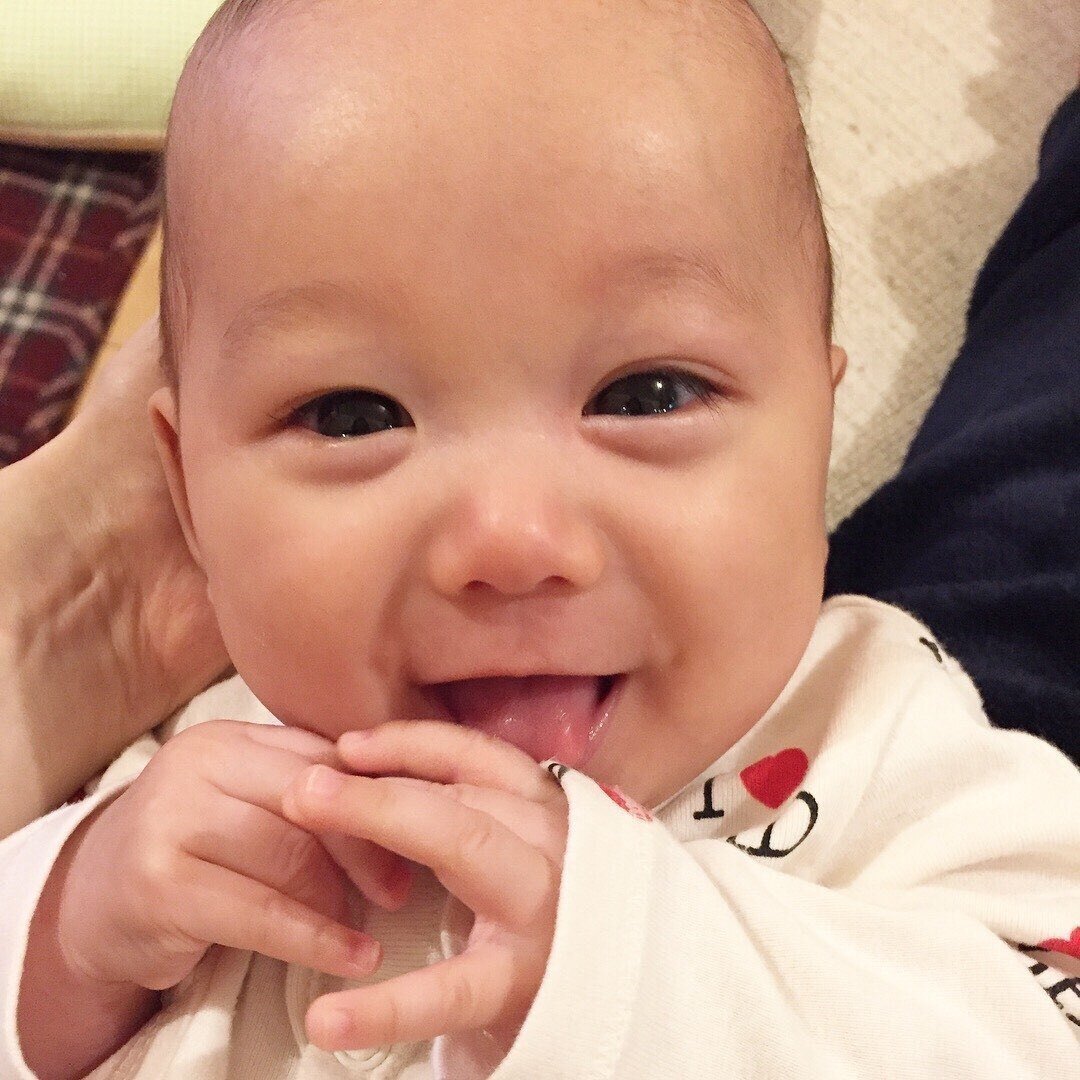 よく「綺麗に真ん中につむじがある〜」っておばさま達に褒めてもらえる🤗💕笑 頭の形も結構褒めてもらえて良きねえ☺️赤ちゃん頭の形まんまる頭つむじ真ん中つむじ赤ちゃんのいる暮らしべびすたぐらむベビスタグラム育児育児あるある育児